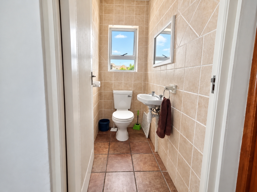 To Let 4 Bedroom Property for Rent in Hoogland Western Cape